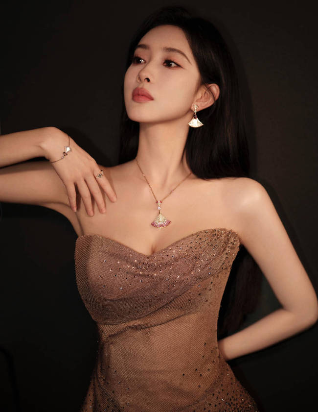 孟子义穿抹胸裙婀娜多姿 嘴衔鎏金蝴蝶优雅高贵