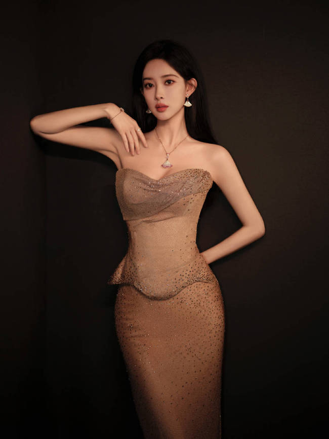 孟子义穿抹胸裙婀娜多姿 嘴衔鎏金蝴蝶优雅高贵