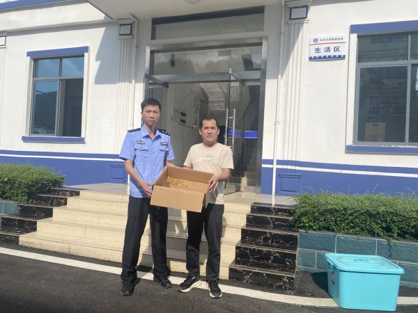 大智慧配资 广西友谊关边境派出所联合辖区群众成功救助一只误闯民宅的蜂猴