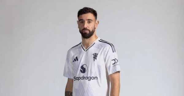 嘉理证券 曼联官方：球员将在双红会穿白色客场球衣，为本赛季首次